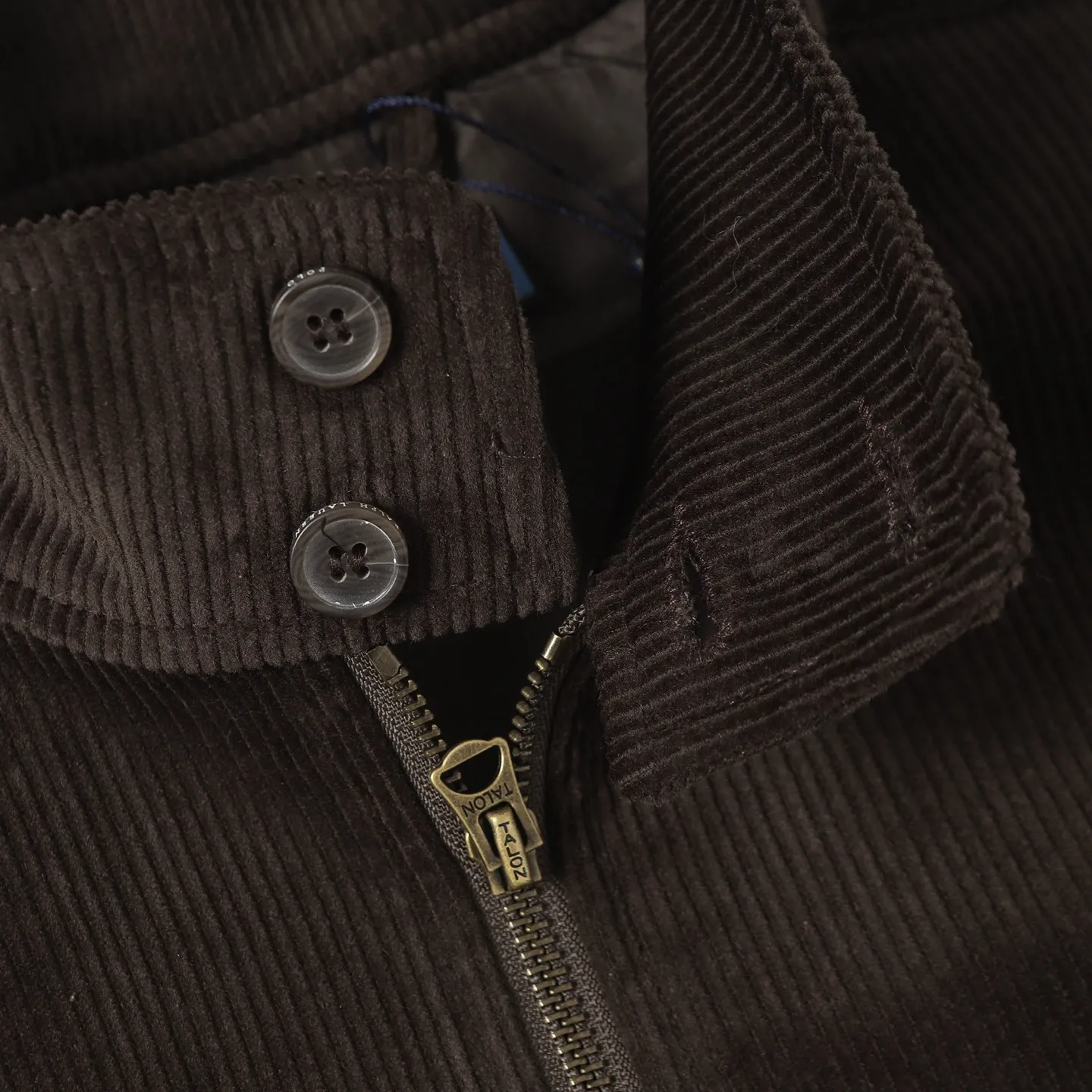 P540 Ralph Lauren embroidered corduroy jacket. Customized wide-ribbed corduroy fabric, elegantly presented in a deep navy blue, low-key and luxurious. The exquisite red pony logo is embellished, igniting the overall vitality and passion. The stand-up collar design is simple and elegant. Using imported machine embroidery technology, advanced computer control systems and precision mechanical components are used to achieve the iconic pony embroidery operation. The template machine opens the bag, and the preset template guides the position, shape and size of the bag. The accuracy ensures the quality of the bag opening effect. The infrared positioning cutting machine uses an infrared transmitter and an infrared receiver to achieve precise positioning of materials. The accuracy can reach the micron level, thereby meeting the effect of high-precision cutting of plaid alignment. Color: Green/Coffee Size: S-M-L
